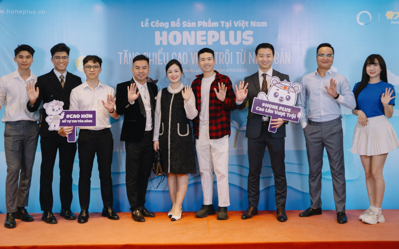 Các khách mời chụp ảnh check in tại sự kiện